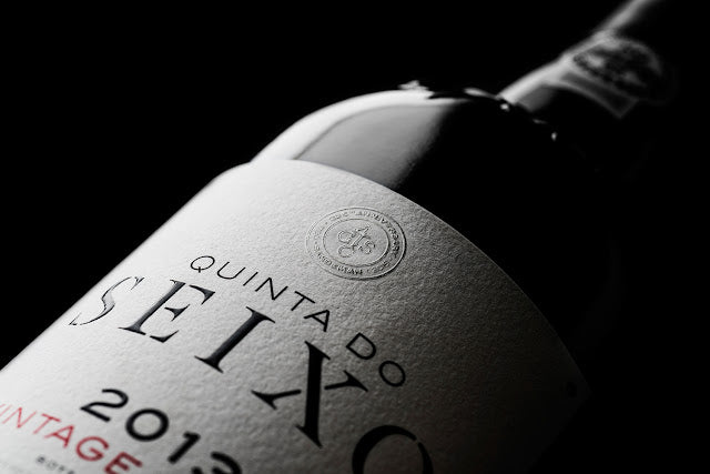 Etiquetas en rollo. Papeles texturados premium. Frente y dorso